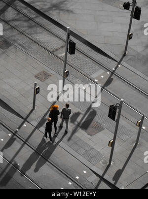 Menschen überqueren die Straße am späten Nachmittag Edinburgh Schottland Stockfoto