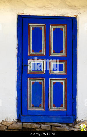 Bukarest, Rumänien - 15. August 2018: Eine dekorierte blaue Tür im traditionellen rumänischen Country House in Dimitrie Gusti nationalen Village Museum Stockfoto