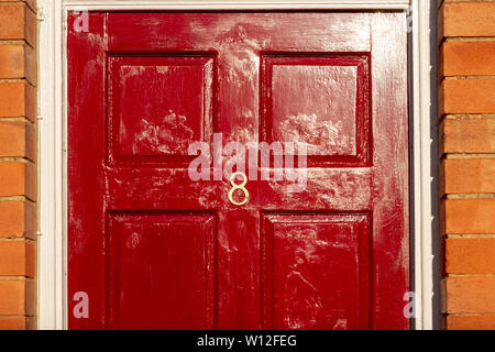 Leuchtend rote 8 auf als Hausnummer Stockfoto