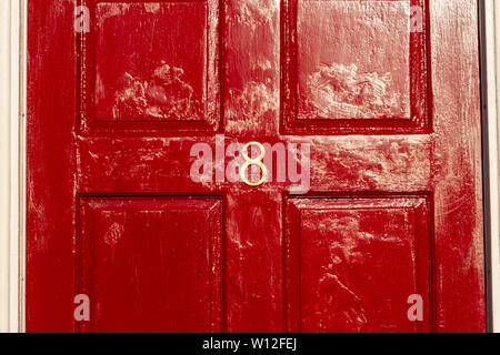 Leuchtend rote 8 auf als Hausnummer Stockfoto