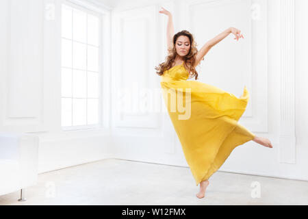 Zeitgenössische Tänzerin im gelben Kleid Stockfoto