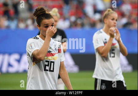 Rennes, Frankreich. 29 Juni, 2019. 29. Juni 2019, France (Frankreich), Rennes: Fußball, Frauen: WM-Endrunde, Viertelfinale Deutschland - Schweden am Roazhon Park. Deutschlands Lina Magull (l) und Giulia Gwinn verlassen die Tonhöhe nach dem Spiel enttäuscht. Foto: Sebastian Gollnow/dpa/Alamy leben Nachrichten Stockfoto