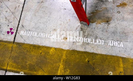 Juni 21, 2019 Menlo Park/CA/USA - die Radiologisch kontrollierte Bereich Warnung innerhalb des Klystrons Galerie am SLAC National Accelerator Laboratory; Stockfoto