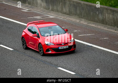 2014 Roter Vauxhall Astra VXR; M 6, Lancaster, UK; Verkehr, Transport, moderne, Limousinen, Nord - Auf der 3 spurigen Autobahn gebunden. Stockfoto