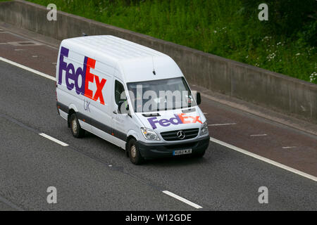 FEDEX Express-Lieferwagen auf der M6, Lancaster, UK; Fahrzeugverkehr, Transport, modern, Richtung Norden auf der 3-spurigen Autobahn. Stockfoto