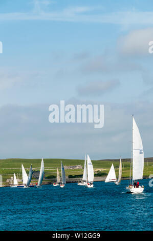 29. Juni 2019. Lerwick, Shetland, Großbritannien. Der Rückflug der Pantaenius - Bergen Shetland Rennen 2019 im hellen Sonnenschein heute als Yachten links Lerwick Hafen in Bergen in Norwegen gebunden. Urban Images-News/Alamy Stockfoto