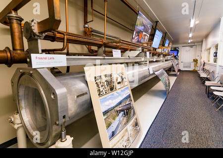 Juni 21, 2019 Menlo Park/CA/USA - SLAC National Accelerator Laboratory' Klystron Galerie ' Besucher Anzeige eines nicht verwendeten Teil des unterirdischen b Stockfoto