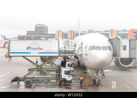 Moskau, Russland - 09 Mai 2019: Tag am Flughafen Sheremetyevo beschäftigt. Vorbereitung des Flugzeuges vor dem Flug, Beladen Stockfoto