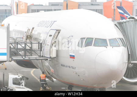 Moskau, Russland - 09 Mai 2019: Tag am Flughafen Sheremetyevo beschäftigt. Vorbereitung des Flugzeuges vor dem Flug, Beladen Stockfoto