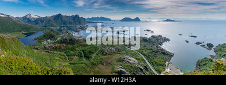 Einen Panoramablick auf die Stadt von Svolvaer und die schönen Berge und die Küste, die sie umgeben, wie von oben Tjeldbergtind Peak gesehen. Stockfoto