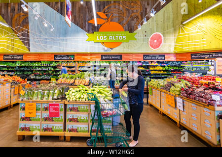 Juni 21, 2019 Los Altos/CA/USA - Leute einkaufen im Obst und Gemüse Abschnitt im Whole Foods, der ökologischen und konventionellen frische Angebote Stockfoto