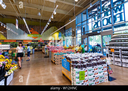 Juni 21, 2019 Los Altos/CA/USA - Leute einkaufen im Obst und Gemüse Abschnitt im Whole Foods, der ökologischen und konventionellen frische Angebote Stockfoto