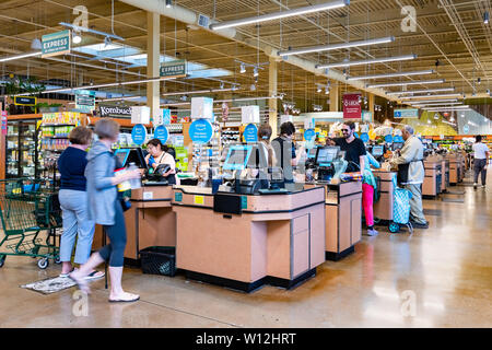 Juni 21, 2019 Los Altos/CA/USA - Whole Foods store Kasse überprüfen Sie aus Gassen, South San Francisco Bay Area; Amazon Prime Mitglieder mehr mes speichern Stockfoto