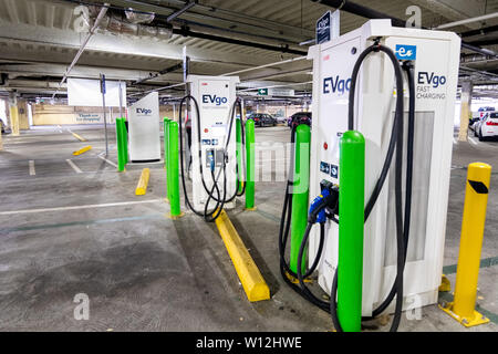 Juni 21, 2019 Los Altos/CA/USA - EVgo Ladestation in eine Tiefgarage im Süden der Bucht von San Francisco; EVgo ist Amerikas größten Stockfoto