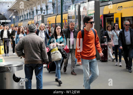 Passagiere Pendler Touristen Menschen gehen entlang Sao Bento Bahnsteig nach dem Aussteigen aus einem Zug in Porto Porto Porto Portugal Europa KATHY DEWITT Stockfoto