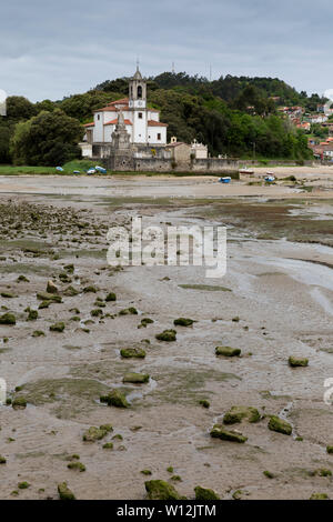 Ebbe entlang der Barro Fluss mit der Kirche Nuestra Señora de los Dolores de Barro und das nahe gelegene Dorf Niembru. Barro liegt entlang der Camin Stockfoto