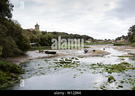 Ebbe entlang der Barro Fluss mit der Kirche Nuestra Señora de los Dolores de Barro. Das Dorf Barro liegt entlang der Camino del Norte, eine weniger Stockfoto