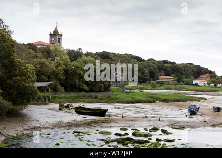 Ebbe entlang der Barro Fluss mit der Kirche Nuestra Señora de los Dolores de Barro. Das Dorf Barro liegt entlang der Camino del Norte, eine weniger Stockfoto