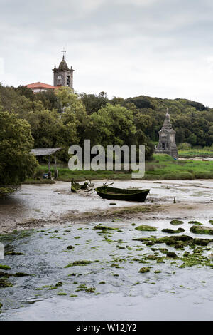 Ebbe entlang der Barro Fluss mit der Kirche Nuestra Señora de los Dolores de Barro. Das Dorf Barro liegt entlang der Camino del Norte, eine weniger Stockfoto