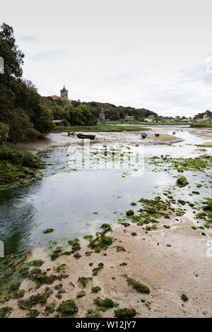 Ebbe entlang der Barro Fluss mit der Kirche Nuestra Señora de los Dolores de Barro. Das Dorf Barro liegt entlang der Camino del Norte, eine weniger Stockfoto