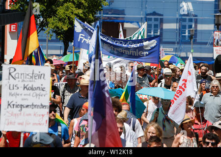 Ramstein, Deutschland. 29. Juni 2019. Die demonstranten März durch Ramstein. ein paar tausend Friedensaktivisten aus dem Stopp der Air Base Ramstein Kampagne protestierte außerhalb der US-Airbase in Ramstein. Der Protest war das Ende der diesjährigen Aktionswoche gegen die Airbase. Im Mittelpunkt der Veranstaltungen in diesem Jahr war die angebliche Beteiligung der Airbase in die drone Kriegsführung der US Air Force im Nahen Osten und in Afrika und Anruf Ramstein nicht für einen künftigen Krieg mit dem Iran. Stockfoto