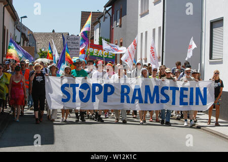 Ramstein, Deutschland. 29. Juni 2019. Die demonstranten März mit der vorderen Banner lesen topp' durch Ramstein Ramstein. ein paar tausend Friedensaktivisten aus dem Stopp der Air Base Ramstein Kampagne protestierte außerhalb der US-Airbase in Ramstein. Der Protest war das Ende der diesjährigen Aktionswoche gegen die Airbase. Im Mittelpunkt der Veranstaltungen in diesem Jahr war die angebliche Beteiligung der Airbase in die drone Kriegsführung der US Air Force im Nahen Osten und in Afrika und Anruf Ramstein nicht für einen künftigen Krieg mit dem Iran. Stockfoto