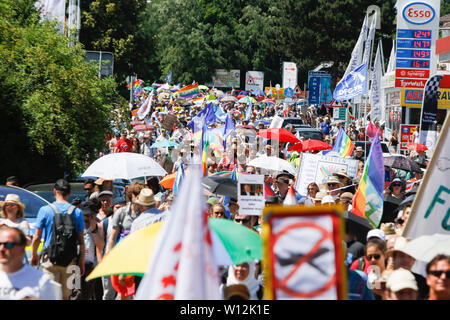 Ramstein, Deutschland. 29. Juni 2019. Die demonstranten März durch Ramstein. ein paar tausend Friedensaktivisten aus dem Stopp der Air Base Ramstein Kampagne protestierte außerhalb der US-Airbase in Ramstein. Der Protest war das Ende der diesjährigen Aktionswoche gegen die Airbase. Im Mittelpunkt der Veranstaltungen in diesem Jahr war die angebliche Beteiligung der Airbase in die drone Kriegsführung der US Air Force im Nahen Osten und in Afrika und Anruf Ramstein nicht für einen künftigen Krieg mit dem Iran. Stockfoto