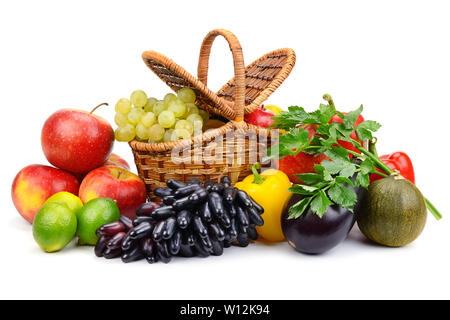 Frisches Obst und Gemüse im Korb auf weißem Hintergrund Reif. Stockfoto