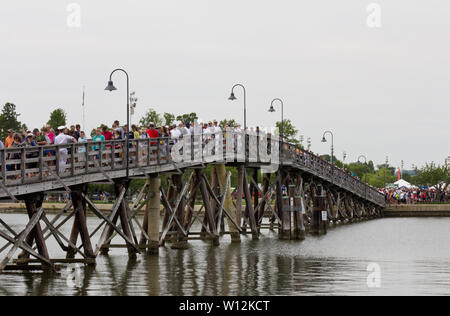 Annapolis, Maryland, USA. 22. Mai, 2019. Eine Masse von Zuschauern, Militärs und Kadetten Stream von Forrest Sherman Feld und der Fußgängerzone Fitch Brücke, über Dorsey Creek überqueren, da Sie fahren nach einer Air Show der Blue Angels flight Demonstration squadron der US-Marine, bei der Inbetriebnahme Woche 2019 An der United States Naval Academy (USNA). Kay Howell/Alamy Stockfoto