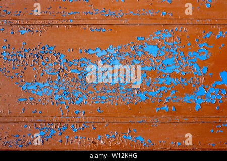 Eine Schicht von gerissenen braune Farbe, die den älteren blauen Farbe unter Stockfoto