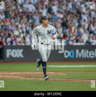 Das Stadion in London, London, Großbritannien. 29 Juni, 2019. 5215/5220 &Amp; MLB vorhanden London Serie Baseball, Boston Red Sox vs. New York Yankees; Aaron Richter der New York Yankees läuft, nachdem er einen home run in der Oberseite des vierten Innings Credit: Aktion plus Sport/Alamy leben Nachrichten Stockfoto