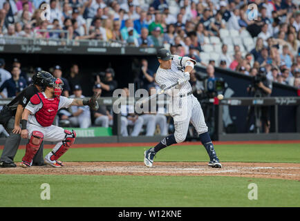 Das Stadion in London, London, Großbritannien. 29 Juni, 2019. 5215/5220 &Amp; MLB vorhanden London Serie Baseball, Boston Red Sox vs. New York Yankees; Aaron Richter der New York Yankees zählte einen Home Run in der Oberseite des vierten Innings Credit: Aktion plus Sport/Alamy leben Nachrichten Stockfoto