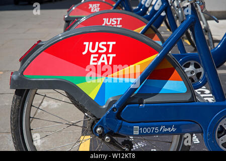 Das Lenkrad eines nur Essen, Leihfahrrad in Edinburgh gefördert. Stockfoto