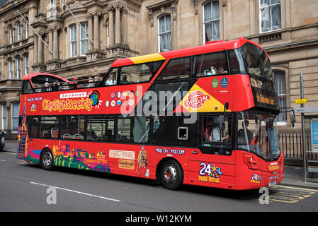 Offenen City Sightseeing Tour Bus in der Chambers Street, Edinburgh, Schottland, Großbritannien. Stockfoto