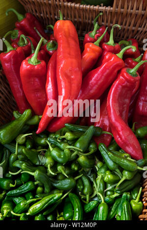 Paprika und grünen Chilis auf dem Bauernmarkt am Castle, Edinburgh, Schottland, Großbritannien. Stockfoto