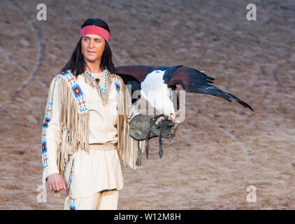 Hamburg, Deutschland. 29 Juni, 2019. Der Schauspieler Alexander Klaws als Winnetou in der Open-air Theater am Kalkberg während der Premiere des Stückes "Unter Geiern - der Sohn des Bärenjägers" von Karl May. Credit: Daniel Bockwoldt/dpa/Alamy leben Nachrichten Stockfoto