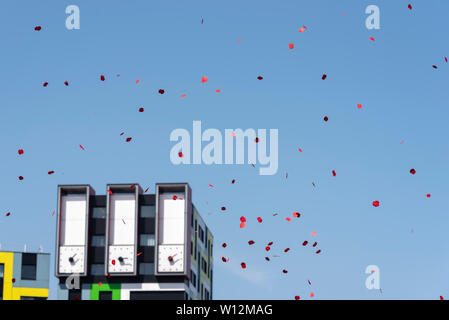 Streitkräfte Tag AFD commemorative militärische Erinnerung Ereignis in der High Street, Southend On Sea, Essex, Großbritannien. Britische. Poppy drop mit College Campus Stockfoto