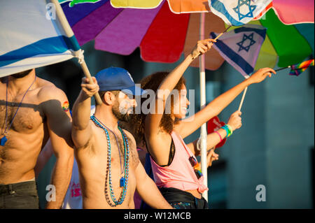 NEW YORK CITY - 25 Juni, 2017: Teilnehmer wave Israelische Flaggen auf einen Schwimmer in der jährlichen LGBTQI Pride Parade durch Greenwich Village. Stockfoto