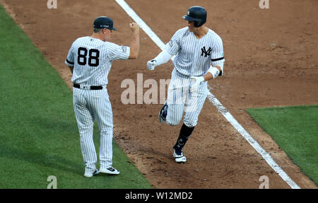 New York Yankees Aaron Richter (rechts) feiert, nachdem er einen home run in der MLB London Reihe passen an der London Stadion. Stockfoto
