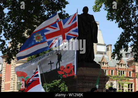 London, Großbritannien. 29. Juni 2019. Armee Veteranen aus dem ganzen Land erfassen am Parliament Square Aufmerksamkeit zu mehreren Problemen zu begegnen, wie die Strafverfolgung von Taten angeblich während des aktiven Dienstes begangen zu ziehen, keine Hilfe mit psychischen Problemen wie Posttraumatische Belastungsstörung (PTSD), Isolation und Einsamkeit bei Verlassen der Armee, und eine wachsende Zahl von Selbstmorden von ex-Service Männer und Frauen. Sie fühlen sich von denjenigen, die sie in Konflikt geschickt aufgegeben. Credit: Joe Kuis/Alamy Nachrichten Stockfoto