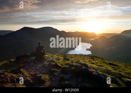 Sonnenuntergang von Fleetwith Hecht Gipfel, Lake District, Großbritannien Stockfoto