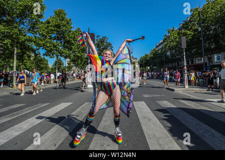 Paris, Frankreich. 29 Juni, 2019. Eine riesige Menschenmenge März in eine Gay Pride Parade am 29. Juni 2019 in Paris, Frankreich. Credit: Brasilien Foto Presse/Alamy leben Nachrichten Stockfoto