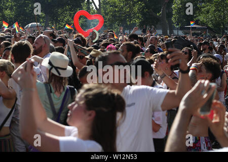 Paris, Frankreich. 29 Juni, 2019. Eine riesige Menschenmenge März in eine Gay Pride Parade am 29. Juni 2019 in Paris, Frankreich. Credit: Brasilien Foto Presse/Alamy leben Nachrichten Stockfoto