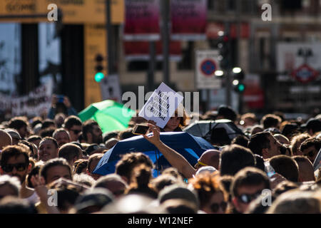 Madrid, Spanien. 29 Juni, 2019. Ein junges Mädchen protestiert mit einem Plakat mit der Aufschrift "ICH Madrid Central' während einer Demonstration, die ein Gesetz gegen Verschmutzung Madrider zentrale' möchten, nach den neuen konservativen Bürgermeister Jose Luis Martinez-Almeida seine möglichen Aussetzung angekündigt. Credit: Marcos del Mazo/Alamy leben Nachrichten Stockfoto