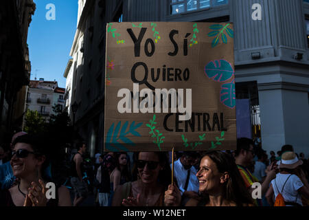 Madrid, Spanien. 29 Juni, 2019. Eine Frau protestiert mit einem Plakat mit der Aufschrift "ICH Madrid Central', während einer Demonstration, die ein Gesetz gegen Verschmutzung Madrider Zentrale", nachdem die neuen Konservativen Bürgermeister Jose Luis Martinez-Almeida seine möglichen Aussetzung angekündigt. Credit: Marcos del Mazo/Alamy leben Nachrichten Stockfoto