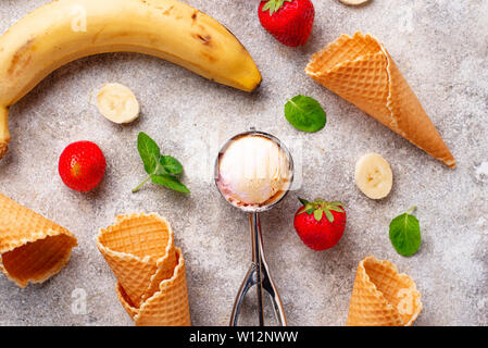 Selbstgemachte Erdbeer Banane Eiscreme Stockfoto
