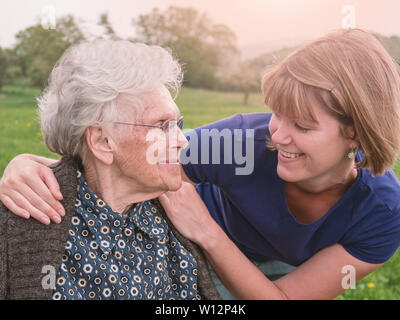 Portrait der älteren Frau mit lächelnden Betreuer Stockfoto