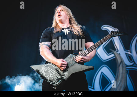 Olavi Mikkonen, Gitarrist der schwedischen Melodic Death Metal Band Amon Amarth, die live auf der Bühne in Bologna, auf der Bologna Sonic Park 2019 fir Stockfoto