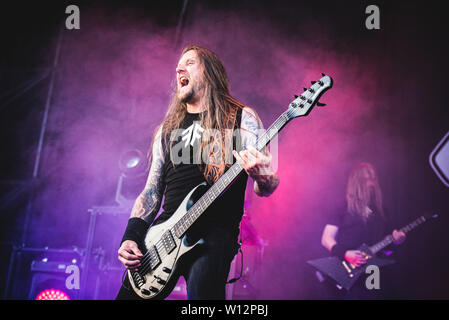 Ted Lundstrom, Bassist der schwedischen Melodic Death Metal Band Amon Amarth, die live auf der Bühne in Bologna, auf der Bologna Sonic Park 2019 erste Stockfoto