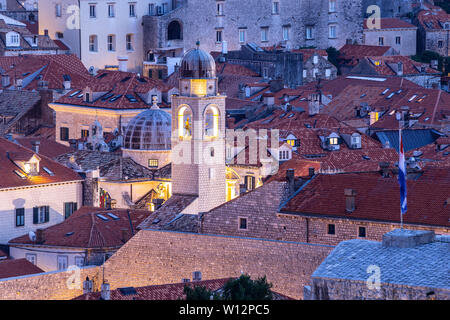 Der Glockenturm bei Sonnenuntergang in Dubrovnik, Kroatien Stockfoto